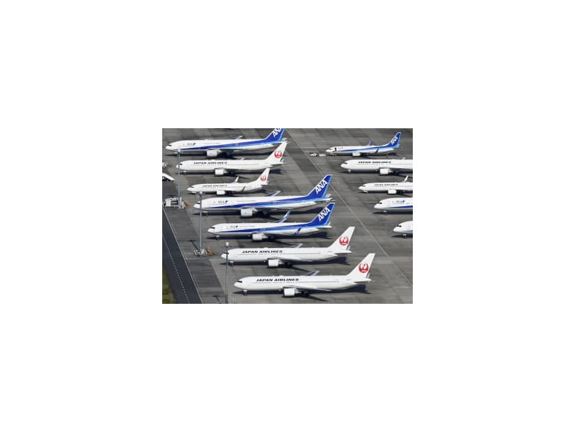 羽田空港の駐機場に並ぶ全日空機と日航機
