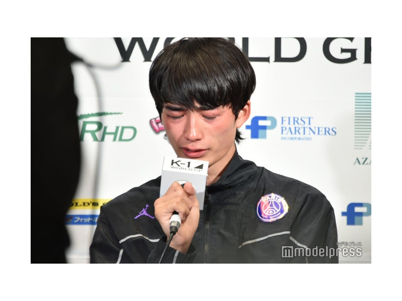 「AZABU PRESENTS K-1 WORLD GP 2023 ～初代ミドル級王者決定トーナメント～」試合後インタビューに応じた大久保琉唯（C）モデルプレス
