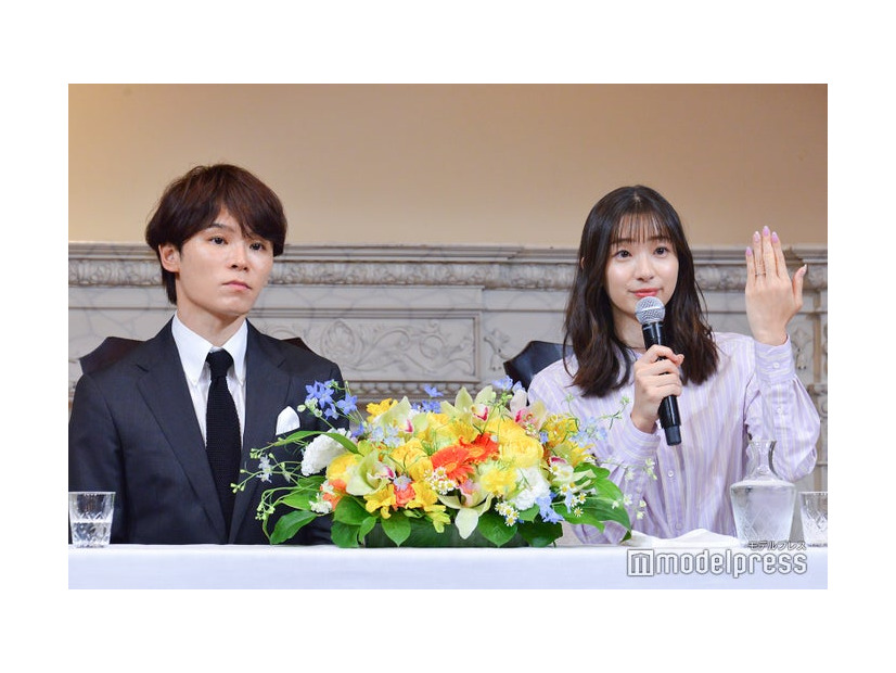 結婚会見を行ったTATSU、足立梨花（C）モデルプレス