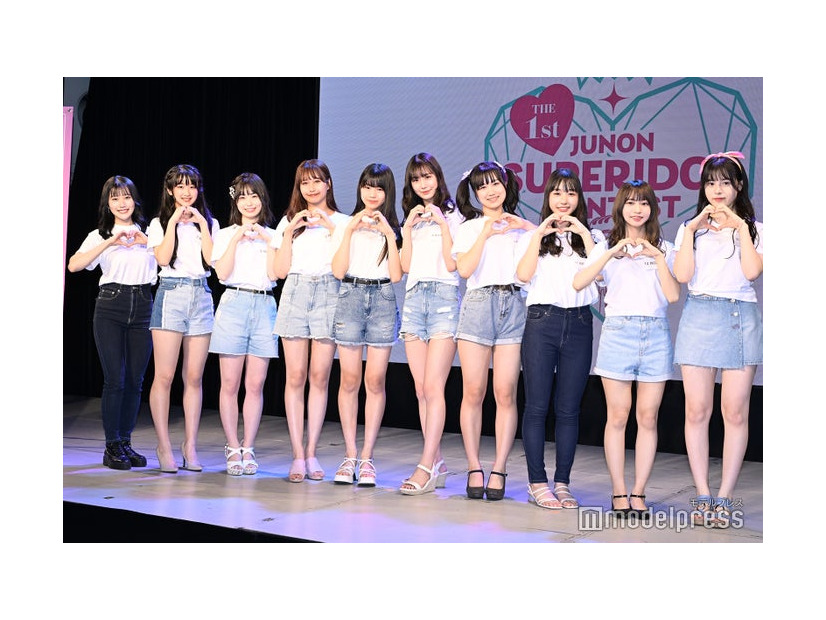 デビュー発表された10人／（左から）本間真帆、岡田美風、和泉瑠華、伊東実憂、末永澪璃、佐々木宝、齊藤ハルセ、吉田茉莉果、野口夏暖、中島梨里香（C）モデルプレス