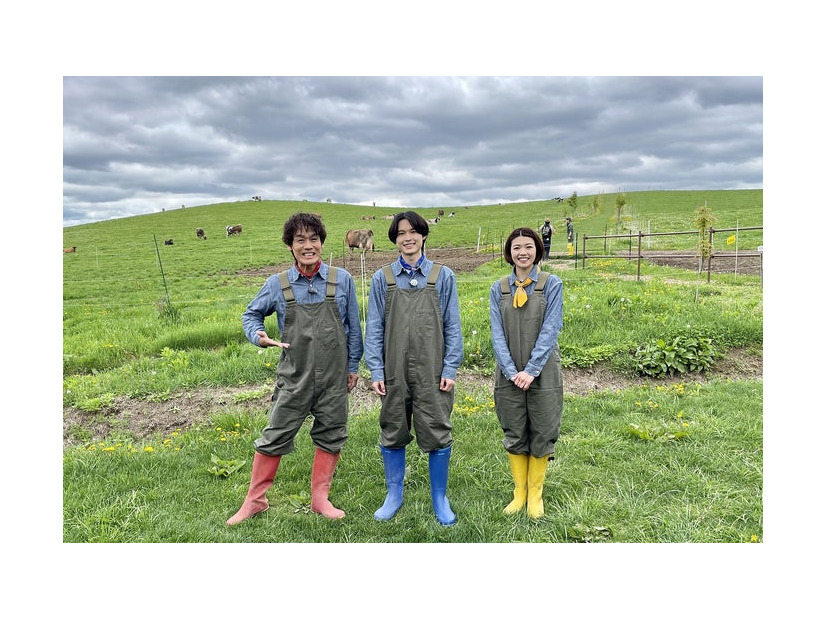 森崎博之、松村北斗、森結有花アナウンサー（C）HBCテレビ