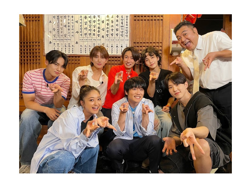 （後列左から）MINGYU（ミンギュ）、JOSHUA（ジョシュア）、相葉雅紀、JEONGHAN（ジョンハン）、山崎弘也（前列左から）池田美優、風間俊介、HOSHI（ホシ）（C）フジテレビ