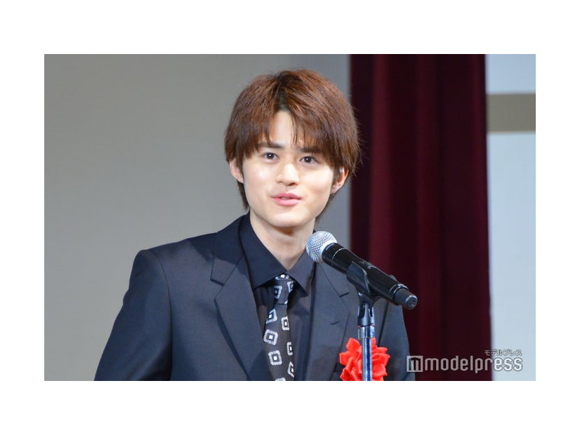 「第39回ATP賞テレビグランプリ受賞式」に登壇した鈴鹿央士（C）モデルプレス