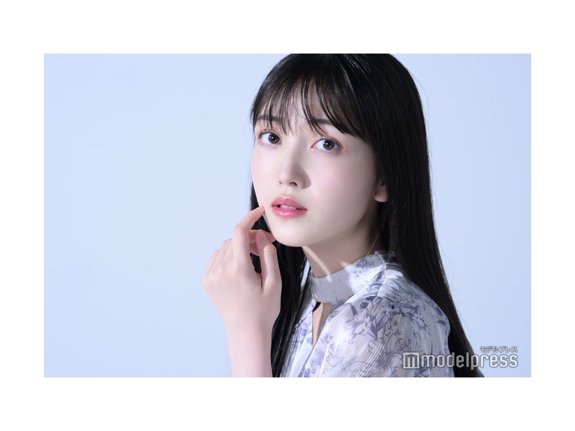 モデルプレスのインタビューに応じた久保史緒里（C）モデルプレス