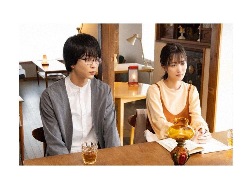 鈴木仁、山下美月「さらば、佳き日」第5話より（C）「さらば、佳き日」製作委員会