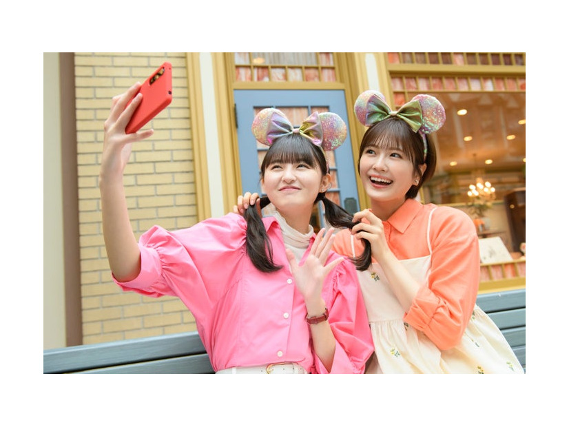 （左から）遠藤さくら、清宮レイ／新TVCM「いっしょに、夢をつなげよう！」篇より（C）Disney