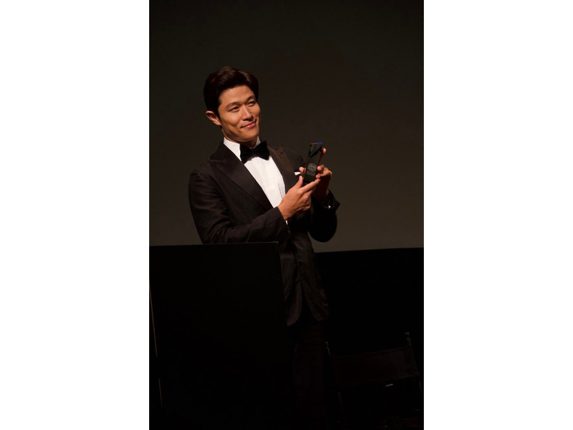 鈴木亮平／授賞式写真（C）NYAFF（C）Gavin Li