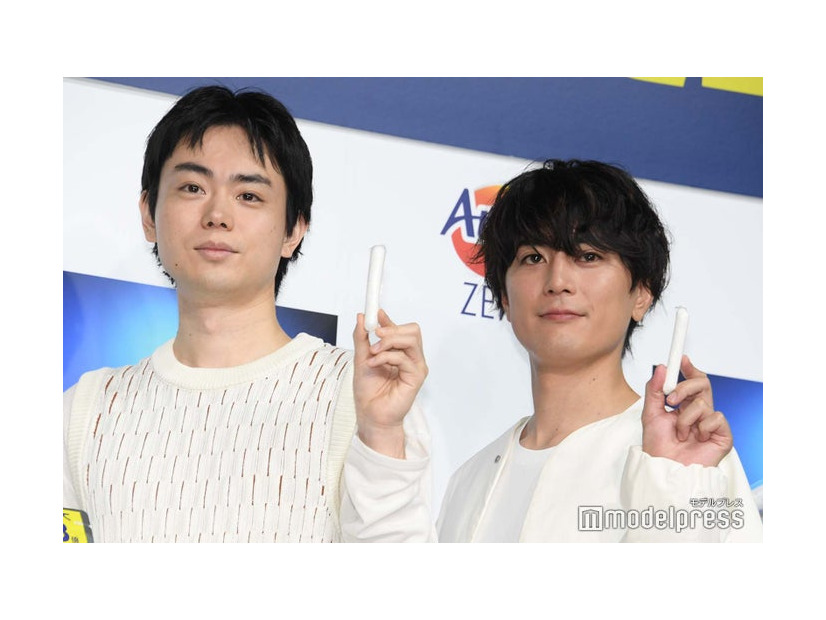 新商品発表会に登壇した菅田将暉、間宮祥太朗（C）モデルプレス