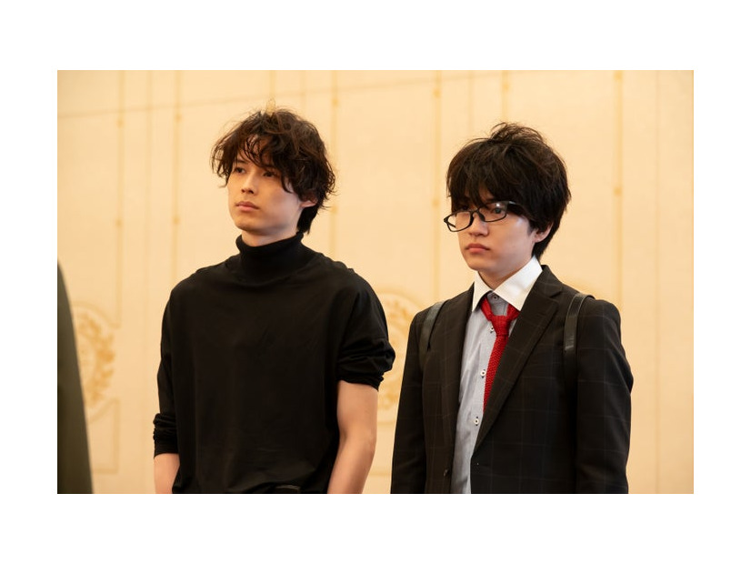 松村北斗、西畑大吾／新たに公開された第2話シーン写真（C）テレビ朝日