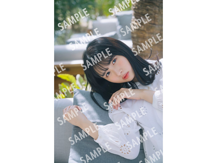 上村ひなの1stソロ写真集「そのままで」＠Loppi・HMV特典ポストカード／撮影：藤原宏