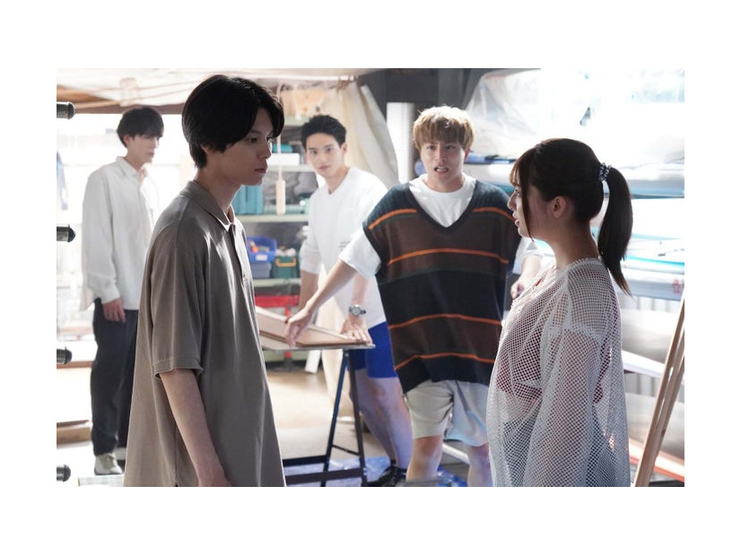 （左から時計回りに）間宮祥太朗、水上恒司、白濱亜嵐、吉川愛、萩原利久「真夏のシンデレラ」第4話より（C）フジテレビ