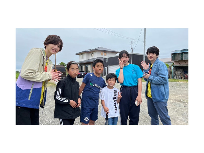 道枝駿佑、むかわ町の人々、西畑大吾／「日本列島ダーツの旅的 全国1億人インタビュー」より（C）日本テレビ
