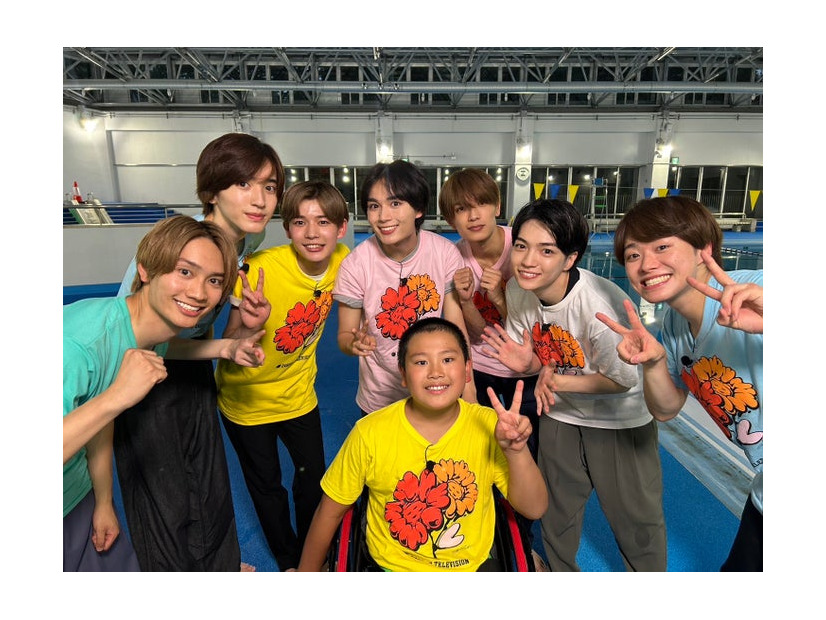 なにわ男子＆車いすの少年・山田龍芽くん／「車いすの少年となにわ男子が挑むウォーターショー」より（C）日本テレビ