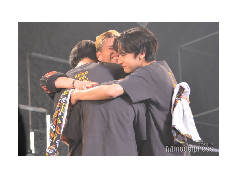 REIKOに抱きつくトレーニー3人（RUI、TAIKI、KANON）（C）モデルプレス