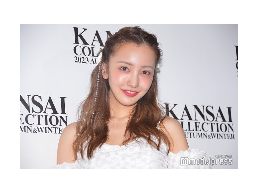 囲み取材に応じた板野友美（C）モデルプレス