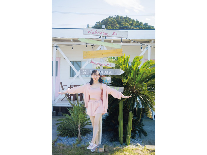 上村ひなの1stソロ写真集「そのままで」楽天ブックス版裏表紙／撮影：藤原宏