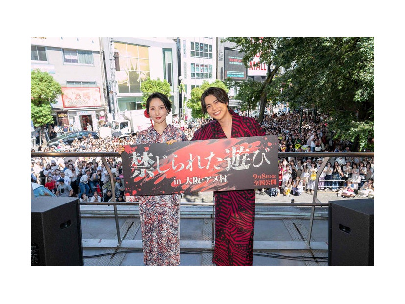 「禁じられた遊び」プレミアイベントin大阪・アメ村に登場したファーストサマーウイカ、重岡大毅（提供写真）