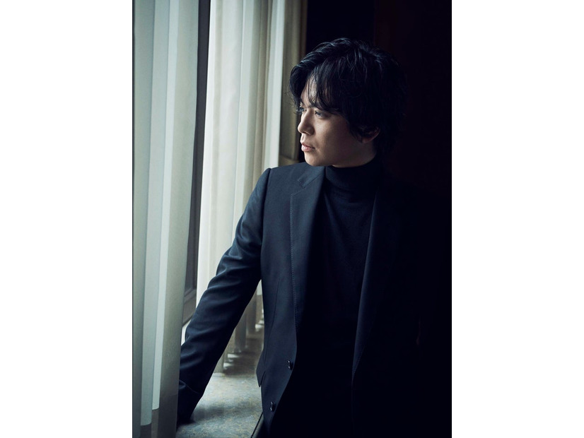 加藤シゲアキ／撮影：羽田誠、スタイリスト：十川ヒロコ、ヘアメイク：KEIKO（Sublimation）、アートディレクション：高倉健太（GLYPH Inc.）