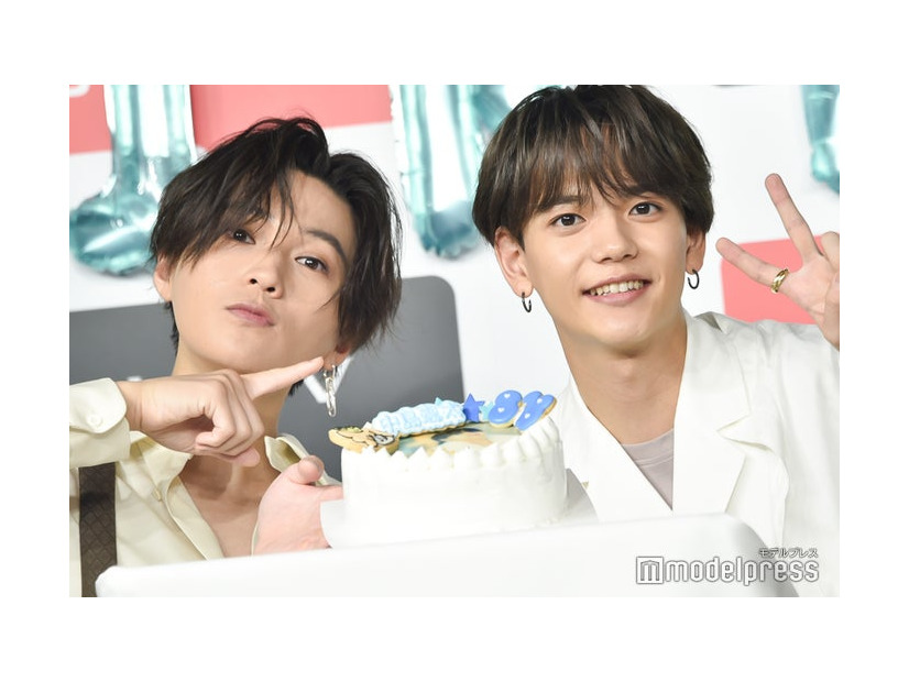 バースデーケーキと記念撮影をする八木勇征、中島颯太（C）モデルプレス