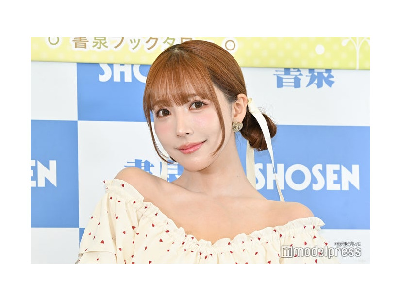 写真集出版記念記者会見に出席した三上悠亜（C）モデルプレス