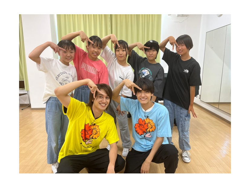 （前列左から）小島健、佐野晶哉（C）読売テレビ
