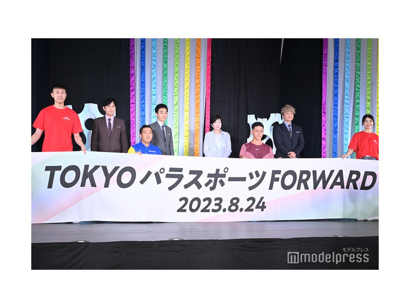 （後列左から）稲垣吾郎、草なぎ剛、小池百合子東京都知事、香取慎吾（前列左から）佐藤友祈選手、小田凱人選手（C）モデルプレス