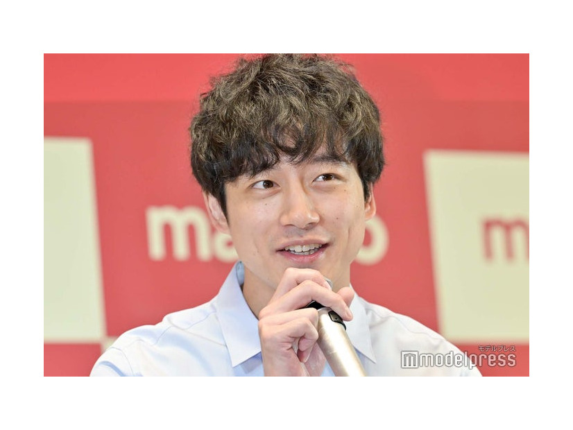 自身の“爽やか”ビジュアルを自画自賛する坂口健太郎（C）モデルプレス