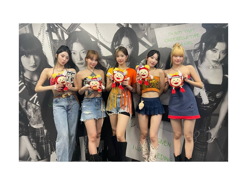HUH YUNJIN、KIM CHAEWON、KAZUHA、SAKURA、HONG EUNCHAE／LE SSERAFIM（P）＆（C）SOURCE MUSIC