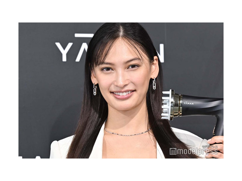 記者発表会に出席した大政絢（C）モデルプレス