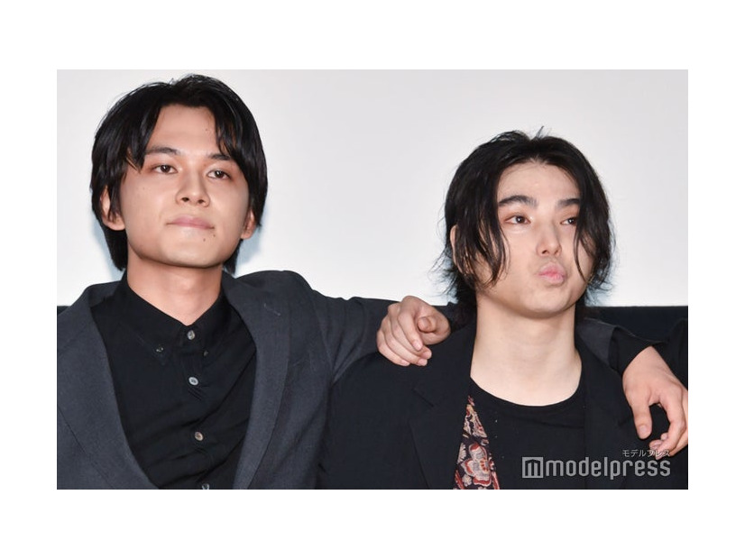 熱い友情を見せた北村匠海、村上虹郎（C）モデルプレス