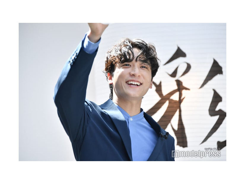 乾杯をする小関裕太（C）モデルプレス