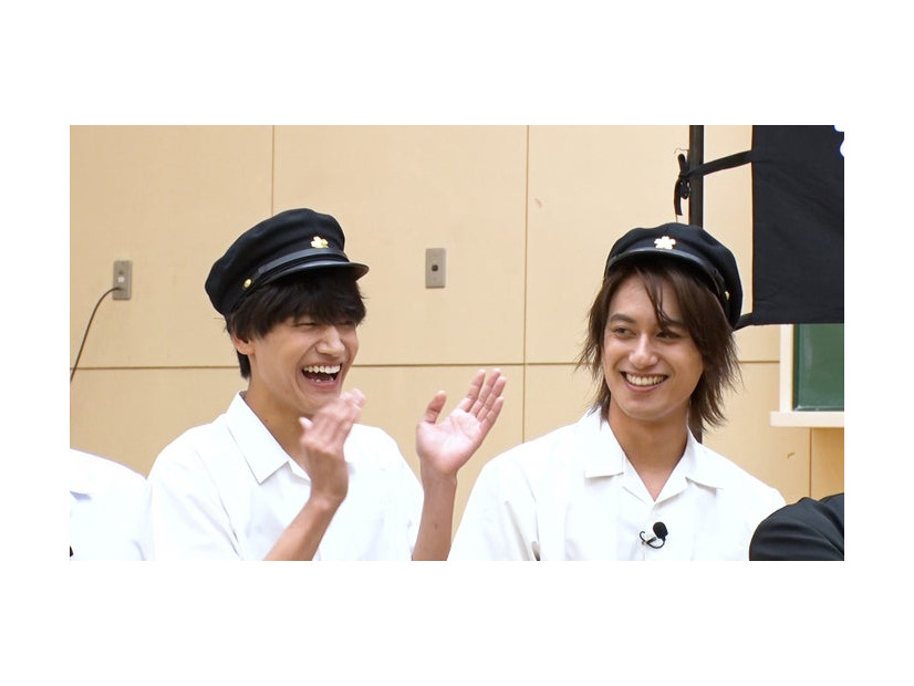 「学校かくれんぼ」（左から）佐野晶哉、小島健（C）フジテレビ