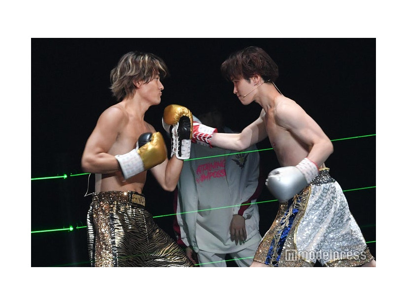 ボクシングシーンは迫力満点（左から）森本慎太郎、渡辺翔太／ゲネプロより（C）モデルプレス