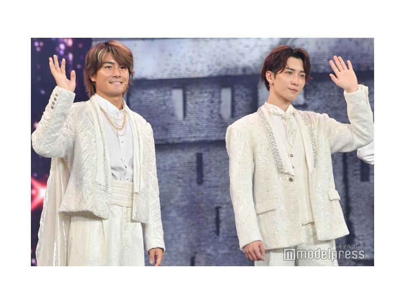 SixTONESの新曲を宣伝しようとする森本慎太郎、肌の“モチモチ感”が安定している渡辺翔太（C）モデルプレス