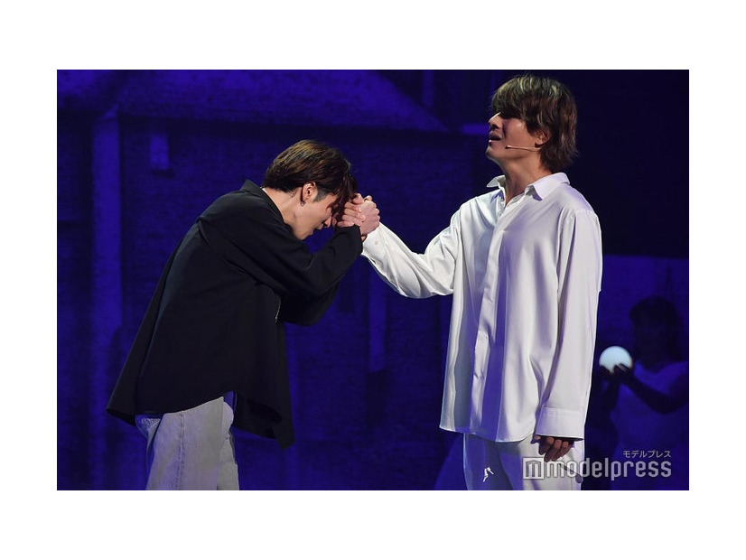 最後に最も熱い友情を見せる渡辺翔太＆森本慎太郎／ゲネプロより（C）モデルプレス