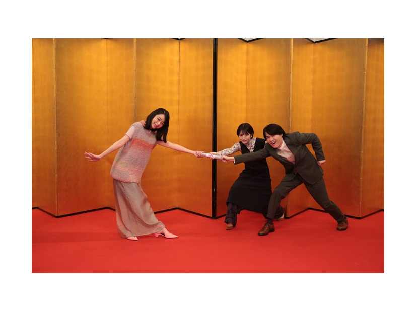 バトンタッチセレモニーに出席した趣里、浜辺美波、神木隆之介（C）NHK