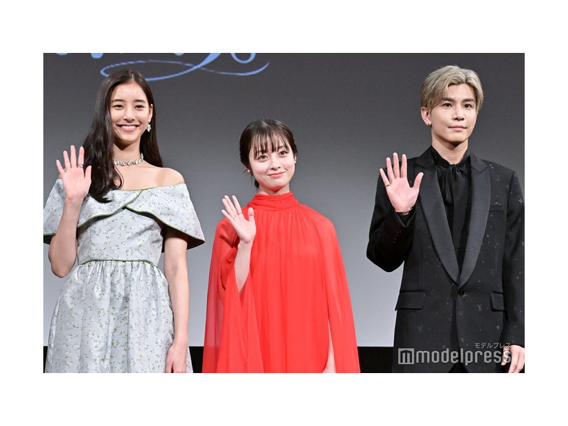 （左から）新木優子、橋本環奈、岩田剛典（C）モデルプレス