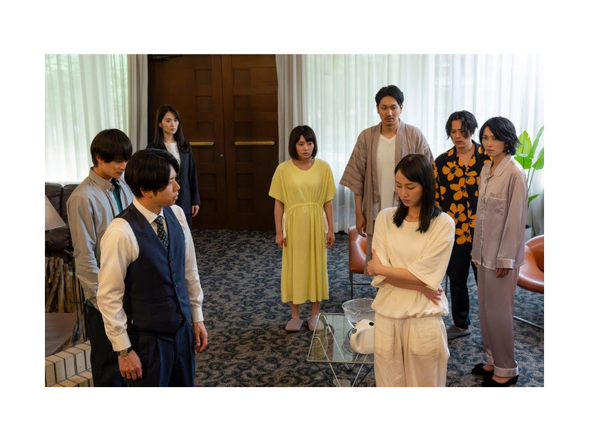 （左手前から）浮所飛貴、増田貴久、泉里香（右手前）松井玲奈 「ギフテッド」第6話より（C）東海テレビ