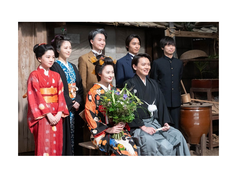 （奥左から）横山芽生、浜辺美波、神木隆之介、松岡広大、木村風太（手前左から）遠藤さくら、濱田龍臣「らんまん」第122話（C）NHK