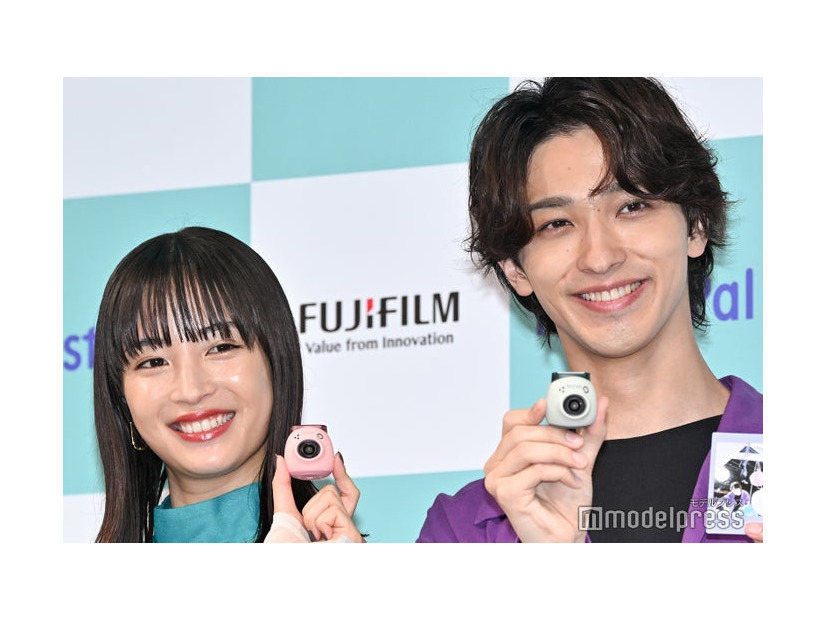 新製品発表会に出席した広瀬すず、横浜流星（C）モデルプレス