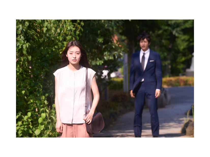 田辺桃子、小関裕太「癒やしのお隣さんには秘密がある」第12話より（C）日本テレビ