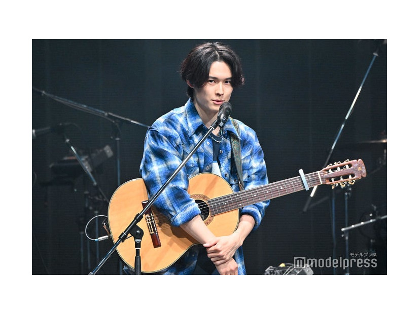 「キリエのうた」公開直前プレミアシアターライブイベントに出演・本作で初挑戦のギターを披露した松村北斗（C）モデルプレス