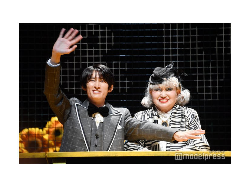 黒柳徹子と目線の高さを合わせる優男・向井康二（C）モデルプレス