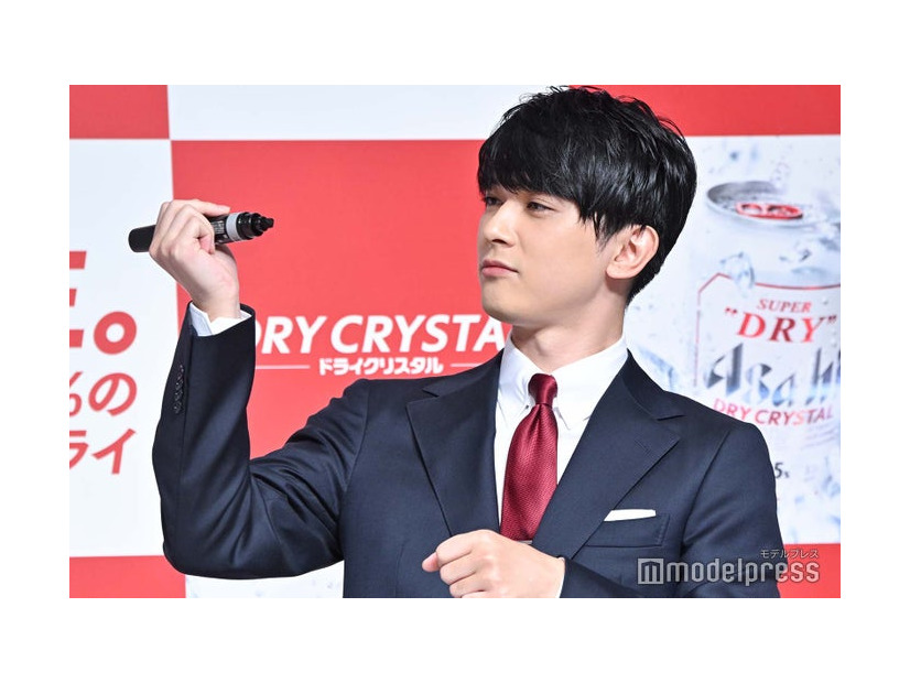 ペンの太さを確認する吉沢亮（C）モデルプレス