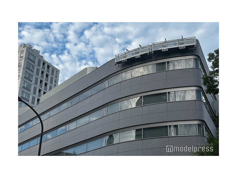 看板撤去作業を開始したジャニーズ事務所／2023年10月5日撮影（C）モデルプレス