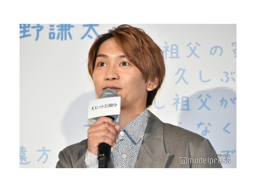 祖母からよくわからないが美味しい食べ物をもらう藤原丈一郎（C）モデルプレス