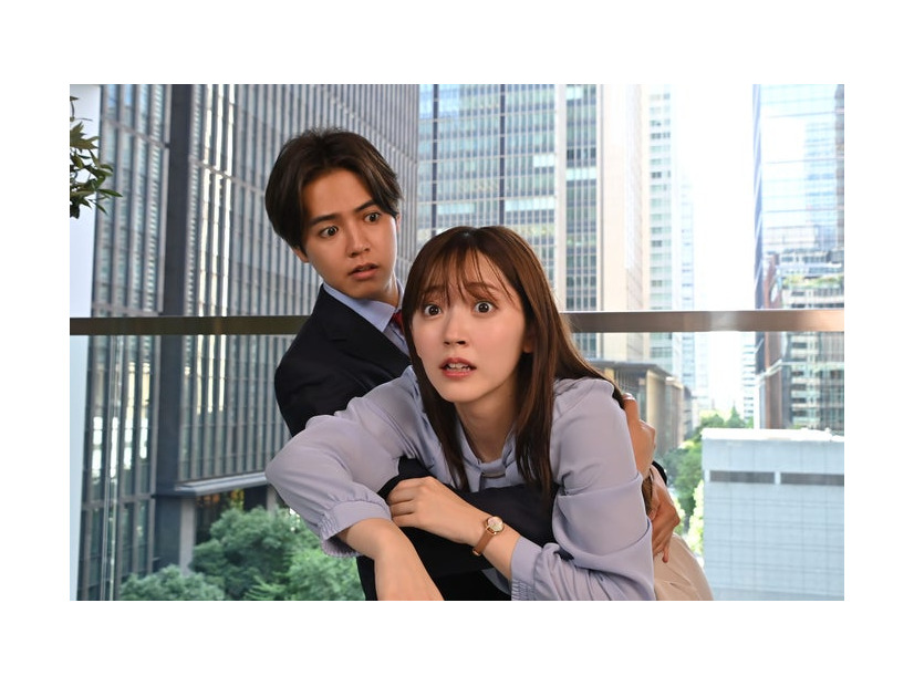 片寄涼太、鈴木愛理「推しが上司になりまして」第1話（C）「推しが上司になりまして」製作委員会