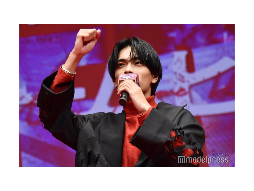 会場の盛り上がりに「フォ～～～！」とハイテンションになる高橋恭平（C）モデルプレス
