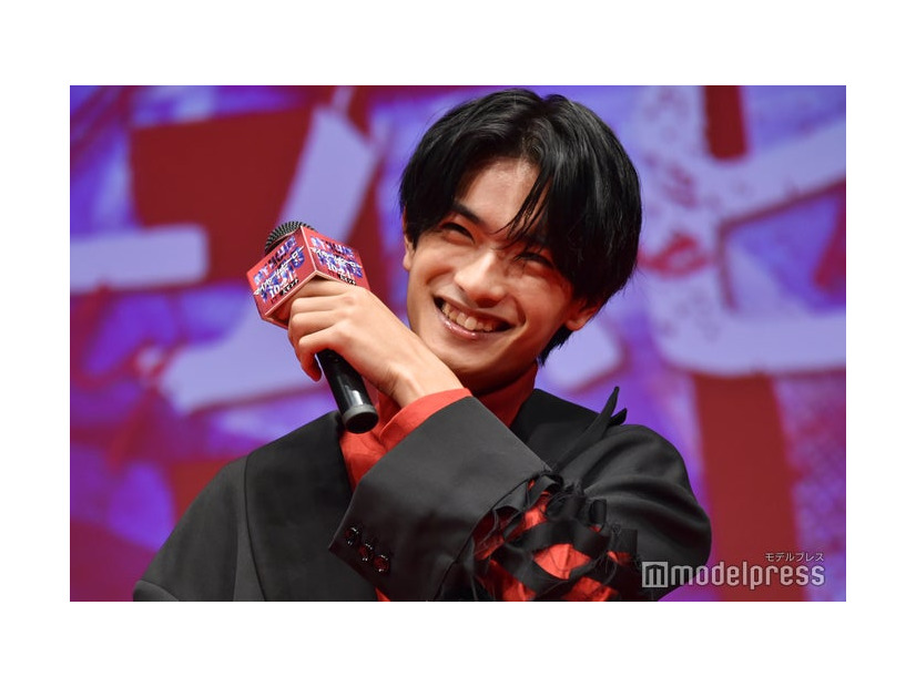 耳栓が受け付けない高橋恭平（C）モデルプレス