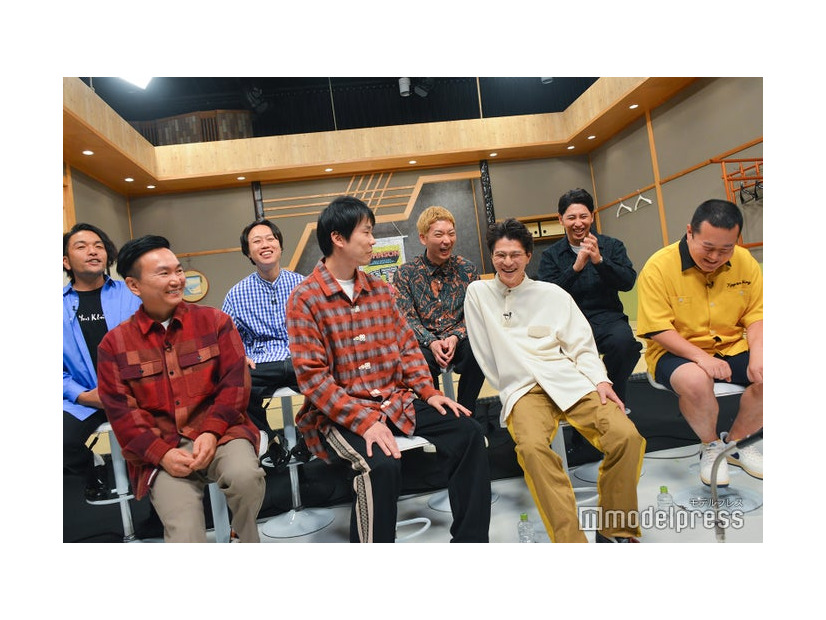 （前列左から）山内健司、 濱家隆一、芝大輔、ともしげ（後列左から）盛山晋太郎、リリー、嶋佐和也、屋敷裕政（C）モデルプレス